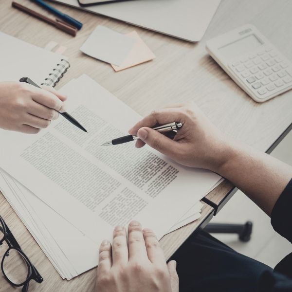 Profesionales revisando documentos